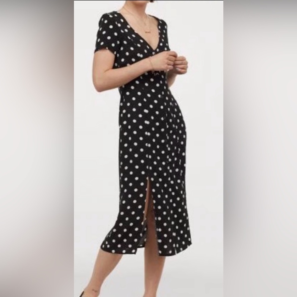 H&M NWOT Polka dot button down dress. Slits on bottom. 🖤⚪️🖤
